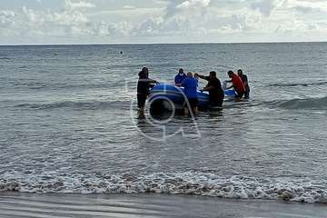 Una lancha neumática con varios jóvenes inmigrantes arriba a la playa de Ojos de Garza/TA.